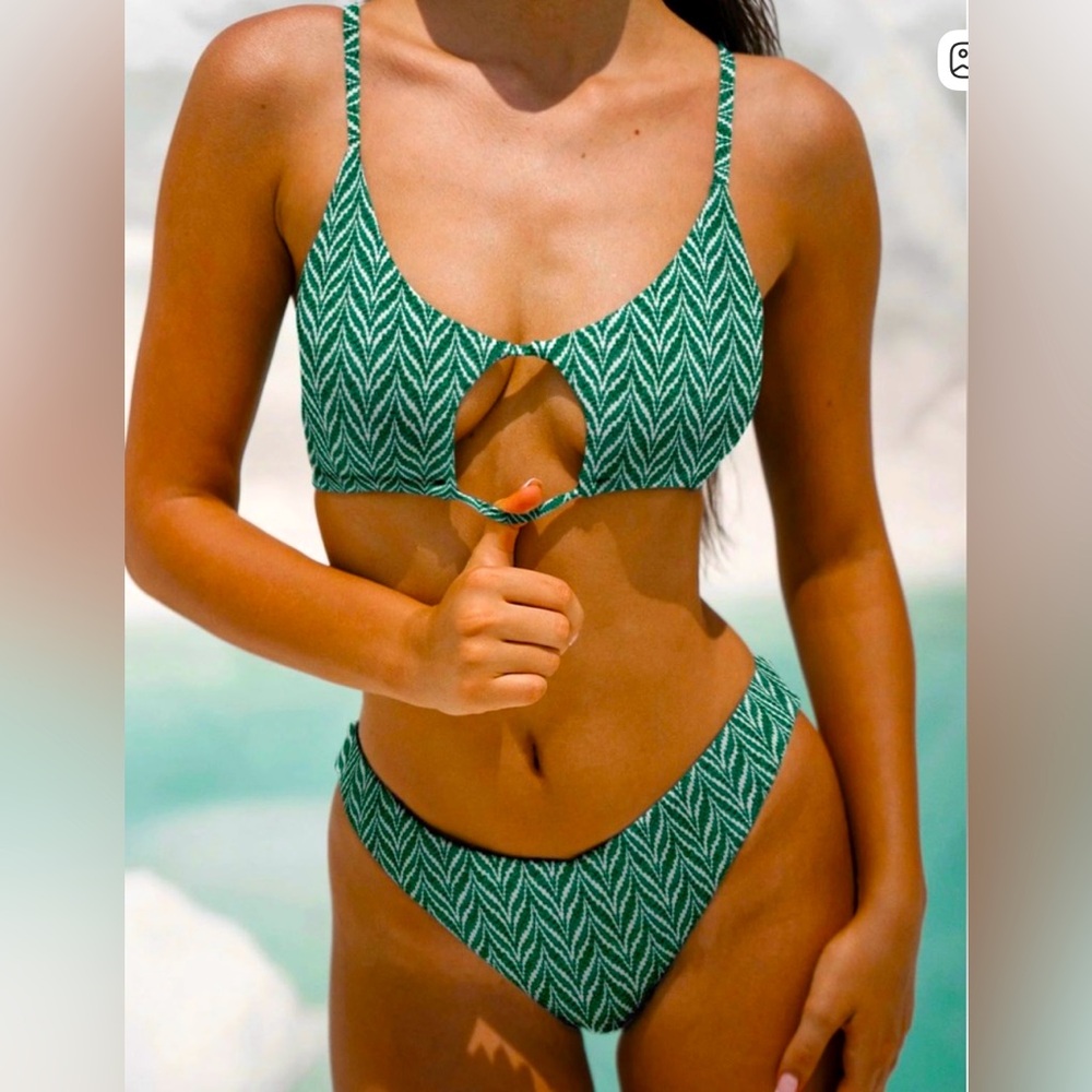 NWT BERLOOK Green an White Jacquard Textured Criss Cross Back Bikini Size Large